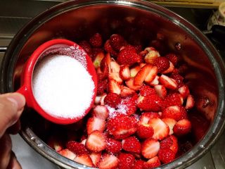 自制草莓果酱,草莓切丁加入约15克白糖。