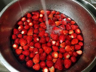 自制草莓果酱,流动水冲洗两遍。