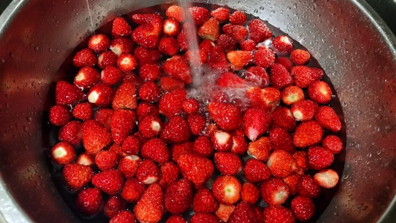 自制草莓果酱,流动水冲洗两遍。