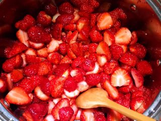 自制草莓果酱,搅拌腌制。