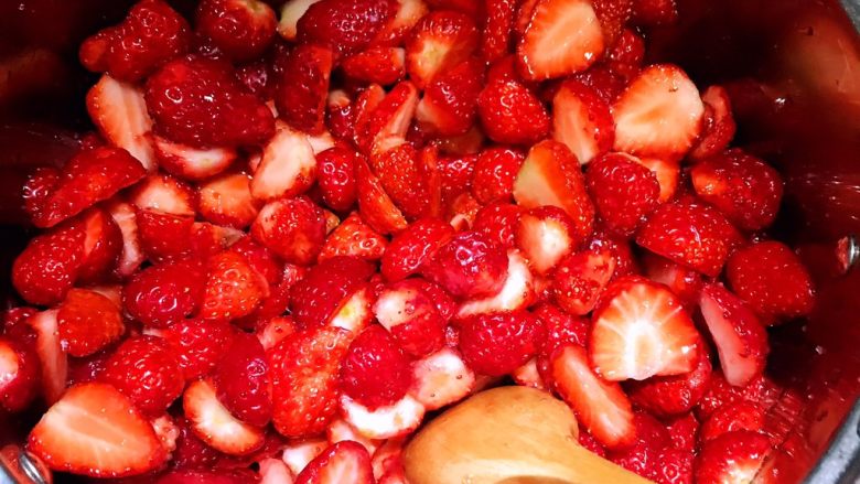 自制草莓果酱,搅拌腌制。