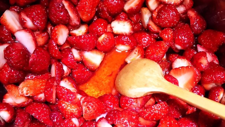 自制草莓果酱,约五分钟后草莓中的水分会渗出。