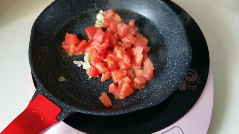 了不起的小番茄＋茄汁鸡肉丁,再起油锅，加入切好的蒜炒香，再加入番茄块煸炒。