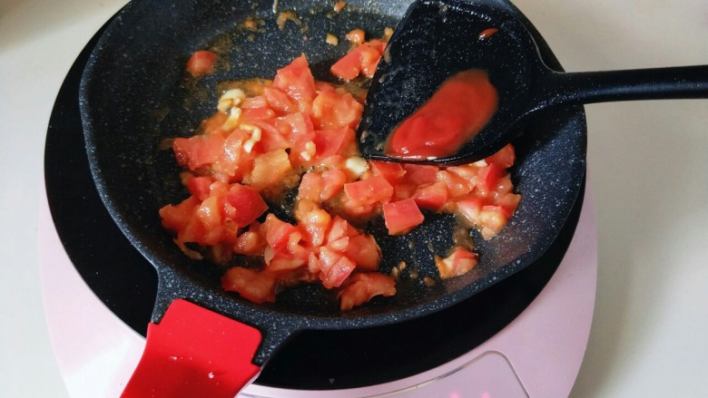 了不起的小番茄＋茄汁鸡肉丁,把番茄块炒软，加入番茄酱翻炒。