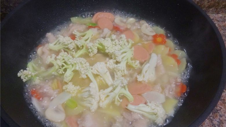 杂蔬滑肉,放入花菜煮约1分钟。