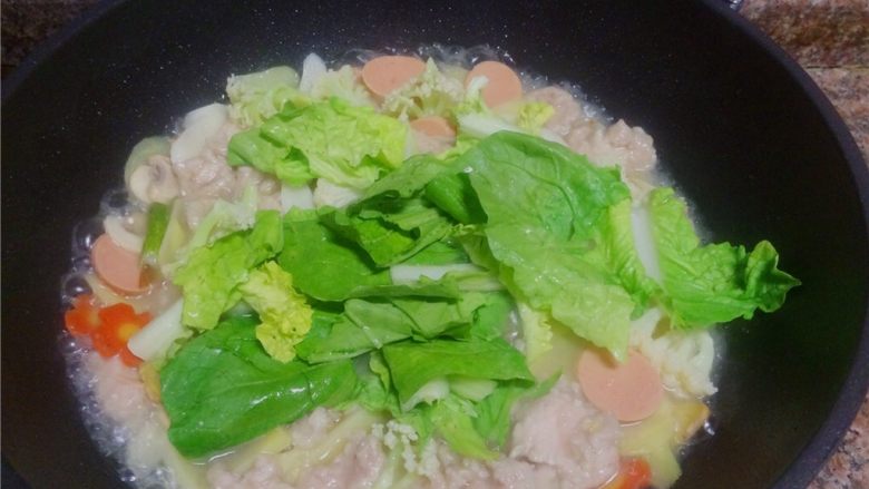 杂蔬滑肉,放入白菜煮约1分钟即可关火。