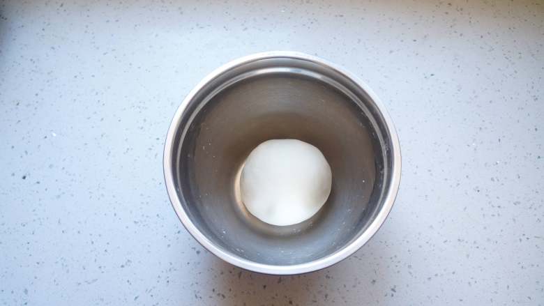 荷叶饼,将酵母水分次倒入面粉中拌匀，再分次加入清水揉成光滑的面团，放到温暖处进行发酵