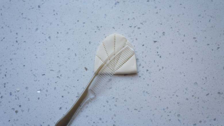 荷叶饼,面片上下折叠，用梳子压出荷叶的纹路