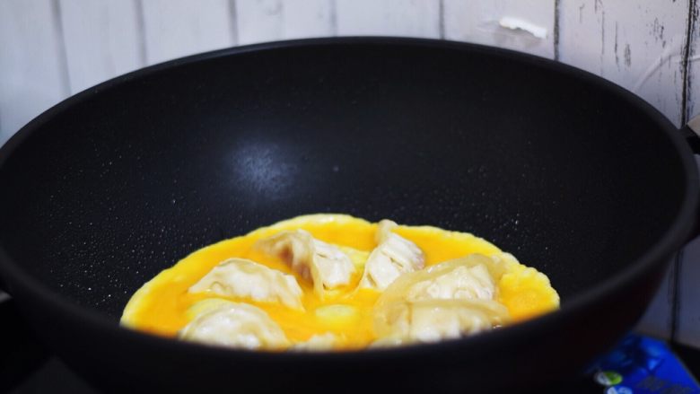 抱蛋煎饺,然后继续盖上锅盖焖至蛋液凝固