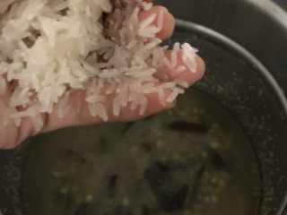 海带绿豆沙,忘记了放点米、煮了几分钟再加点米、这样子口感会更好