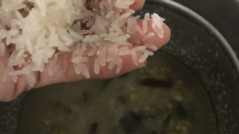 海带绿豆沙,忘记了放点米、煮了几分钟再加点米、这样子口感会更好