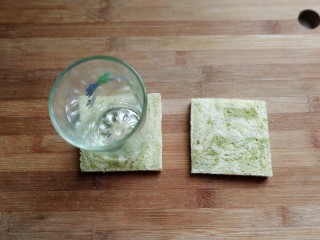 芝士培根三明治,然后用一个玻璃杯底，在中间压出一个圆凹形