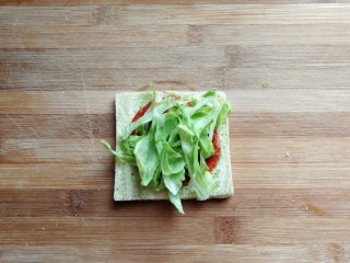 芝士培根三明治,再放上适量自己喜欢的青菜