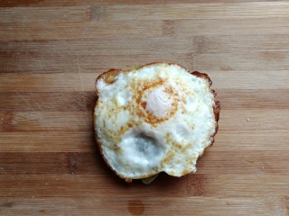 芝士培根三明治,煎好的鸡蛋盛出放在吐司上