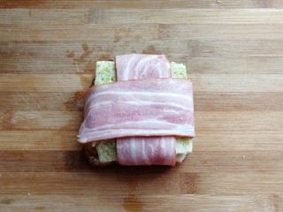 芝士培根三明治,然后用培根左右包起来，接头处压在底部