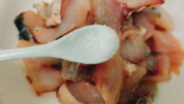 了不起的小番茄+番茄鱼片,腌制鱼片：在洗净的鱼片里加入适量盐