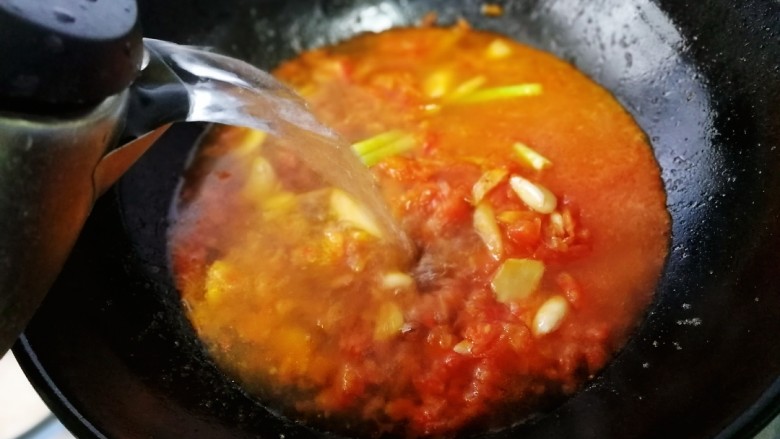了不起的小番茄+番茄鱼片,注入开水，这个量可以自行控制，我家比较爱喝汤