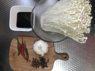 蒜蓉金针菇烤箱版,准备好主要食材。