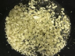 蒜蓉金针菇烤箱版,微微泛黄即可，切不可炸焦黄，会苦。