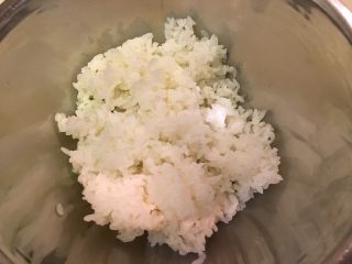 花样豆皮饭团,米饭也准备好，抓一撮盐拌入，帮米饭调味