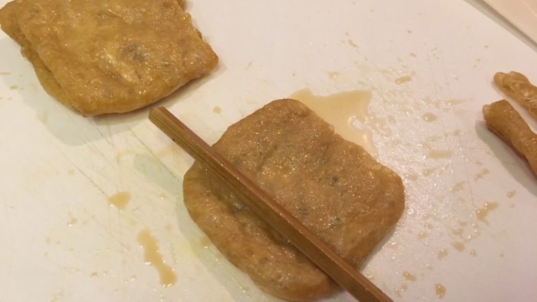 花样豆皮饭团,利用筷子滚动让豆皮正反面容易分开