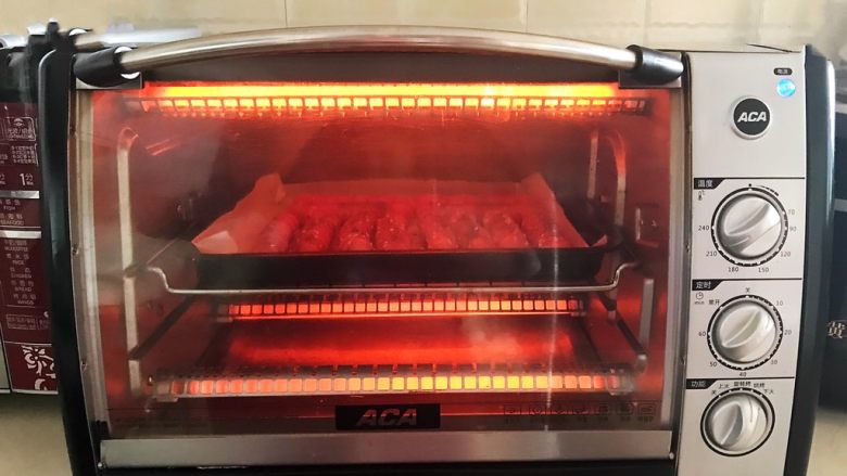 黑椒烤肠,再把烤盘放入烤箱里，上下火200W，烤2分钟即可