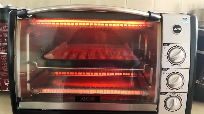 黑椒烤肠,再把烤盘放入烤箱中，上下火200W，继续看3分钟