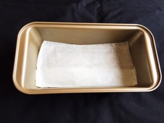 可可玉枕蛋糕,二磅的吐司模具里放烤盘纸，这样容易脱模。