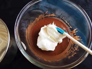 可可玉枕蛋糕,取三分之一的蛋白霜加入到蛋黄糊中。