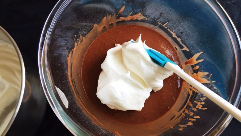 可可玉枕蛋糕,取三分之一的蛋白霜加入到蛋黄糊中。