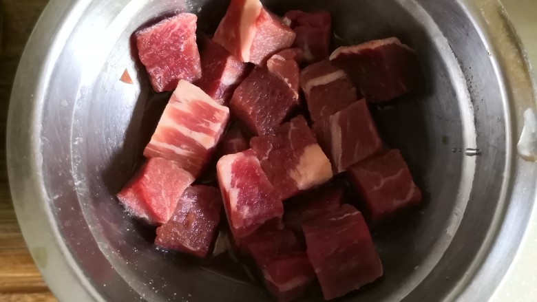 牛肉粒配青豆,牛肉粒提前2小时用料酒、盐、黑胡椒粉淹起来。