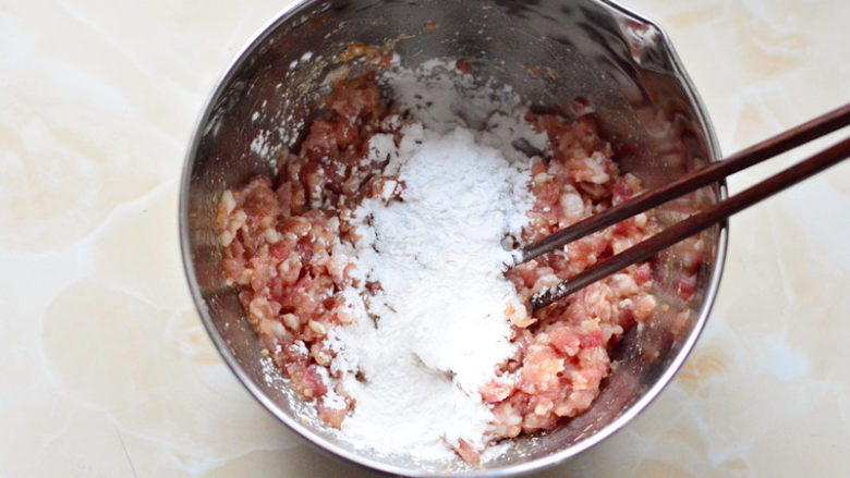南煎丸子,搅拌好的肉馅加入淀粉，搅拌均匀，加入淀粉是为了让丸子成型，不散