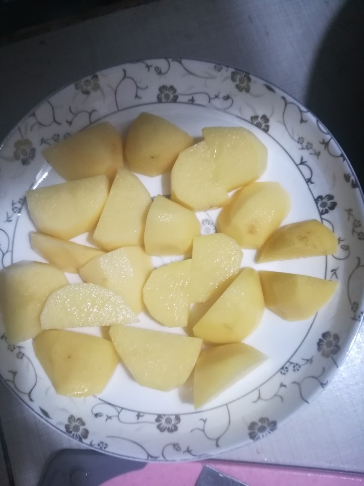 土豆蒜蓉豆豉蒸排骨,土豆切小块，垫在碟子底