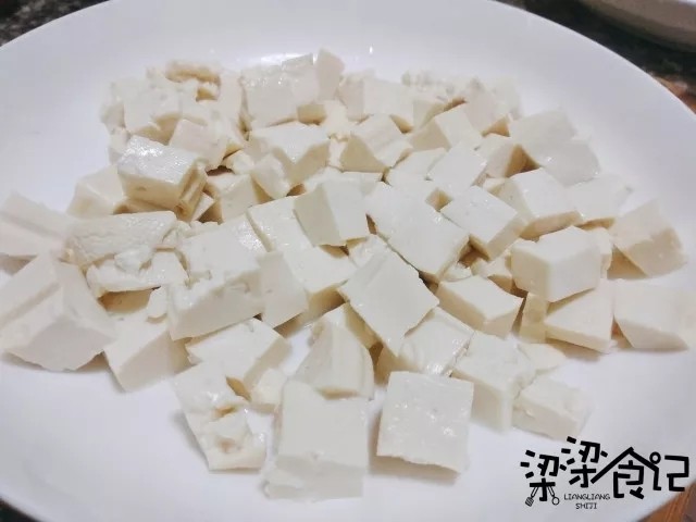 蟹黄豆腐,豆腐捞起切丁