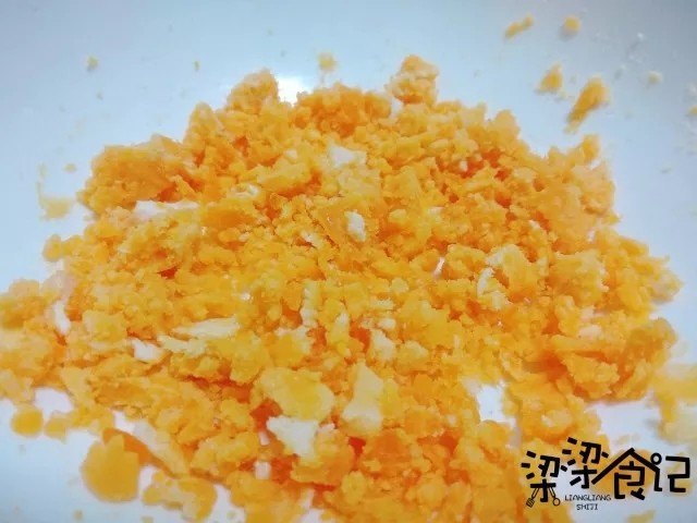 蟹黄豆腐,蛋黄蛋白分离，蛋黄压碎