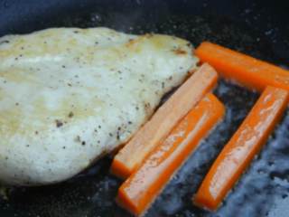 黑胡椒鸡肉沙拉—又到了露肉的季节，美味健康的减脂餐了解一下,锅中加入橄榄油（油温不宜过高），小火慢煎鸡胸肉。

放入胡萝卜条。
