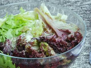 黑胡椒鸡肉沙拉—又到了露肉的季节，美味健康的减脂餐了解一下,盐水浸泡、蔬菜洗净备用。