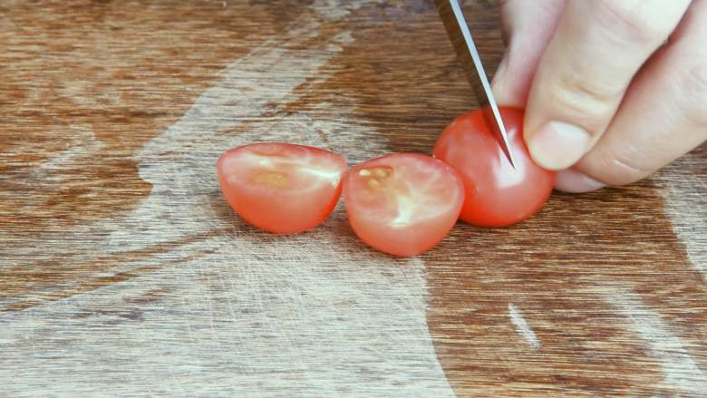 黑胡椒鸡肉沙拉—又到了露肉的季节，美味健康的减脂餐了解一下,小番茄一切为二。