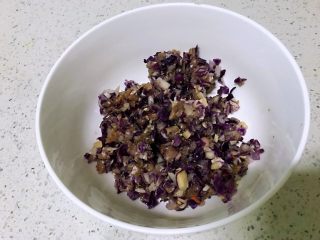 紫甘蓝鸡蛋肉饼,放入调味料拌匀。