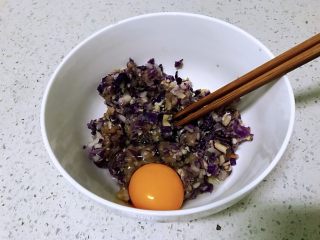 紫甘蓝鸡蛋肉饼,加入鸡蛋。