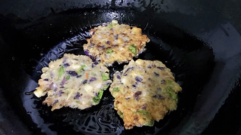 紫甘蓝鸡蛋肉饼,底部焦黄时翻面。两面都焦黄时出锅。