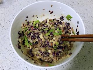 紫甘蓝鸡蛋肉饼,加香菇生菜拌匀即可。