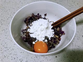 紫甘蓝鸡蛋肉饼,加入淀粉。