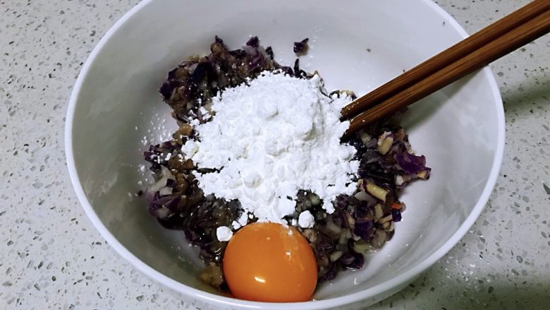 紫甘蓝鸡蛋肉饼,加入淀粉。
