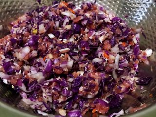 紫甘蓝鸡蛋肉饼,紫甘蓝碎洋葱碎肉碎，搅拌均匀。