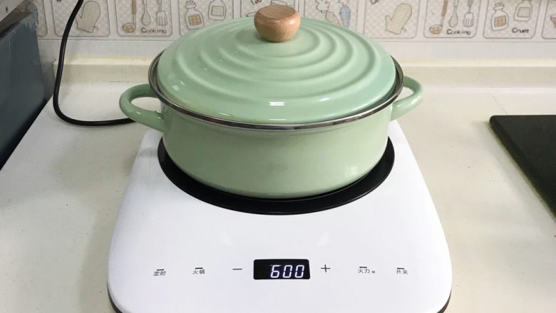红糟焖猪蹄,焖煮的过程中，要把锅盖稍稍倾斜点，让汤锅有透气的空间，半个小时后加入少许<a style='color:red;display:inline-block;' href='/shicai/ 866'>冰糖</a>。