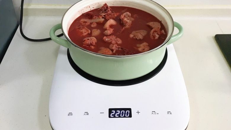 红糟焖猪蹄,腌制完毕后，在锅内倒入适量的清水，以没过猪蹄为宜。