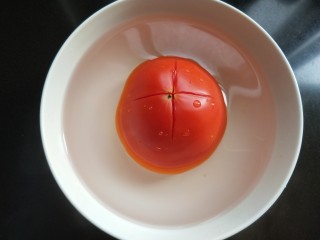 了不起的小番茄  番茄烧瓠子,番茄划十字，放入开水中烫一会。
