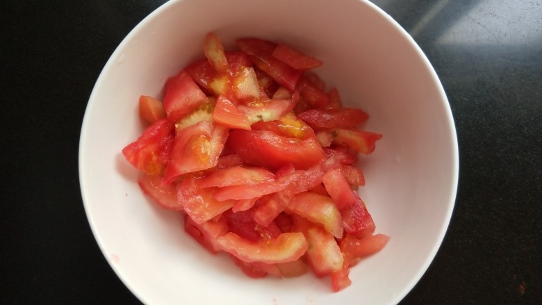 了不起的小番茄  番茄烧瓠子,番茄切丁。