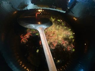 炒意面,油锅烧热放入红椒和葱白爆香